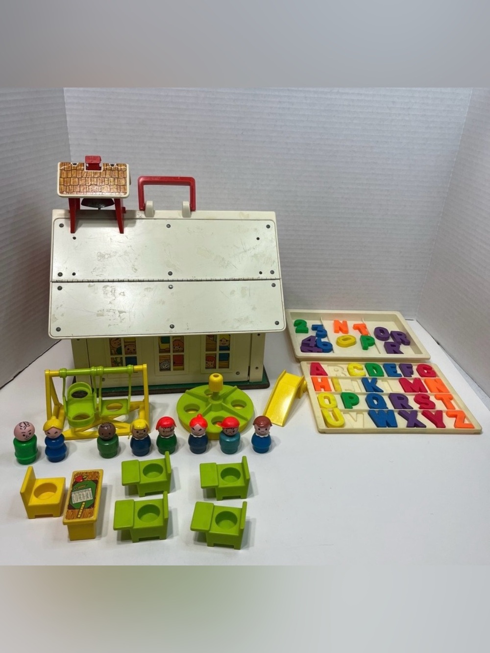 VINTAGE FISHER price Little People School House with accessories, box and people
